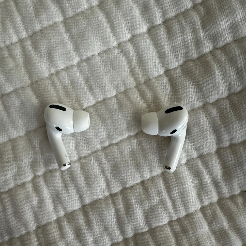 Apple Wireless Earbuds with Charging Case - White